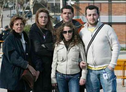 Pilar Manjón, segunda por la izquierda; Laura Brasero, a su izquierda, y David Abad, primero por la derecha, a las puertas del juicio.