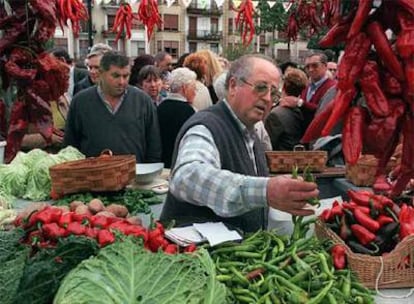 Un puesto de productos del país, en la feria del último lunes de octubre en Gernika