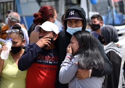 Familiares de los reos de la prisión de Guayaquil, a las afueras de la morgue a donde han sido trasladados los cuerpos.
