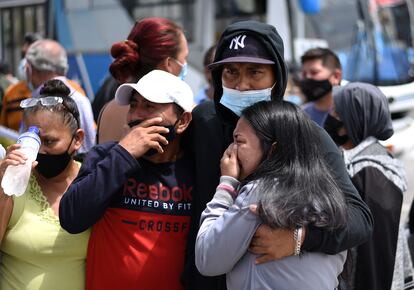 Familiares de los reos de la prisión de Guayaquil, a las afueras de la morgue a donde han sido trasladados los cuerpos. 
