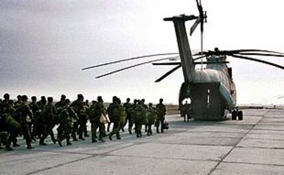 Una foto de archivo en la que aparecen soldados rusos abordando un Mi-26.