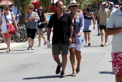 François Hollande, con Valérie Trierweiler, durante las vacaciones de año pasado.