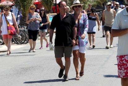 Fran&ccedil;ois Hollande, con Val&eacute;rie Trierweiler, durante las vacaciones de a&ntilde;o pasado.