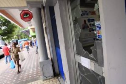 Vista de un cajero bancario que fue atacado este viernes en la ciudad de Colón, en el caribe panameño, durante las protestas por la aprobación de una ley que permite la venta de terrenos públicos de la Zona Libre.