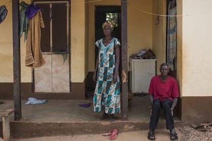 Emmamuel Badu, de 78 a&ntilde;os, y Grace Tima, de 72 a&ntilde;os, se trasladaron a Ol&aacute; desde la comunidad de Bonaah en el a&ntilde;o 2005. Llegaron con sus siete hijos, dos de los cuales han muerto. Sus tierras quedaron dentro la mina y dicen no haber recibido compensaci&oacute;n econ&oacute;mica por ellas. Est&aacute;n contentos con su casa pero la nueva vida en la ciudad no les gusta.Todo es muy caro, dicen, y adem&aacute;s recuerdan con nostalgia su vida en la comunidad donde ten&iacute;an de todo: agua para beber y alimentos para comer. La mujer se queja de las dificultades en Ol&aacute; para acceder al agua. Cerca de su casa hay una bomba pero lleva varios a&ntilde;os sin funcionar.