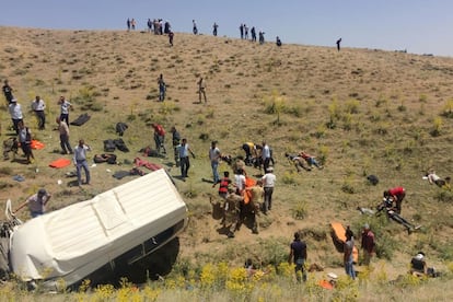 Trabajadores de rescate y soldados turcos transportan a migrantes heridos después de un accidente de microbús en Van (Turquía). 15 personas murieron y 28 resultaron heridas en el siniestro. Entre los fallecidos figuraban mujeres y niños de quienes se desconoce aún la nacionalidad.