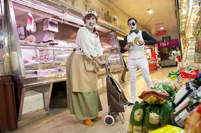 Presentación de una obra teatral (de la compañía Mephisto Teatro) en el mercado de Chamberí, en Madrid.