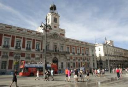 Numerosos turistas en la Puerta del Sol de Madrid. EFE/Archivo