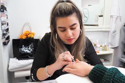 Ambas llegaron a Málaga y pidieron asilo. Mientras tanto, una mujer les ofreció un trabajo en una peluquería de Cádiz, pero a los cuatro días, el negocio cerró. Sin saber qué hacer, recurrieron a los pocos ahorros que les quedaban para alquilar una habitación. A los pocos meses, Reina enfermó de bronquitis y sin dinero ni trabajo, recurrieron a la Comisión Española de Ayuda al Refugiado (CEAR) para ser acogidas. Su situación empeoró cuando Ceballos, según relata, comenzó a ser acosada por un hombre y fueron obligadas a desplazarse nuevamente.