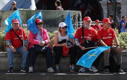 La mayor parte de los asistentes a la manifestación de este lunes son ya pensionistas. También hay trabajadores en activo, la mayoría representantes sindicales que pueden acudir a una manifestación un lunes a mediodía.