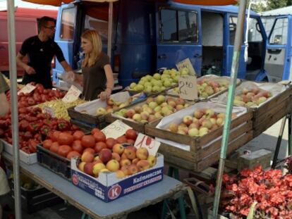 Puesto de frutas y verduras en el mercado de Przemysl (Polonia).