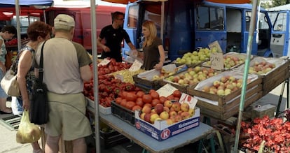 Puesto de frutas y verduras en el mercado de Przemysl (Polonia).