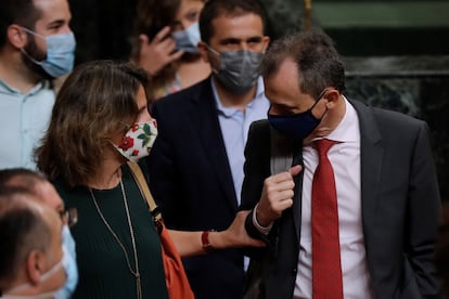 La ministra para la Transición Ecológica, Teresa Ribera, conversa con el de Ciencia e Innovación, Pedro Duque, ayer en el Congreso.