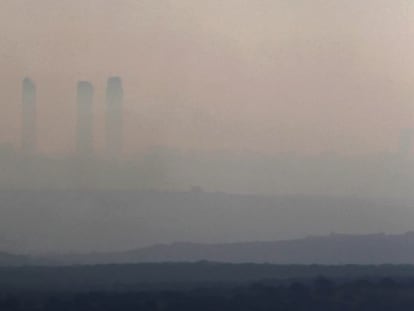 Vista de Madrid con un cielo ennegrecido por la contaminación.