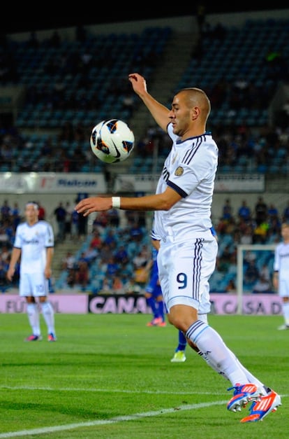 Benzema controla la pelota.