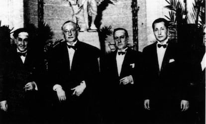 Homenaje a los hermanos Machado en el hotel Ritz. Desde la izquierda, Antonio Machado, Miguel Primo de Rivera, Manuel Machado y José Antonio Primo de Rivera.