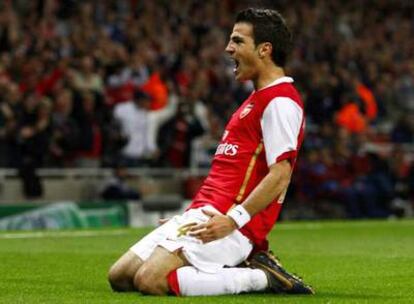 Cesc celebra su gol, el primero del Arsenal.