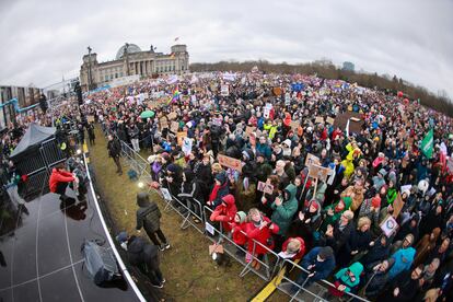 Miles de personas participan en la manifestación ante el Parlamento, este sábado en Berlín. 