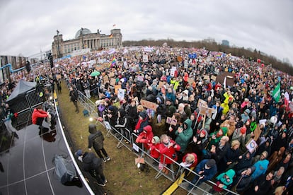 Miles de personas participan en la manifestación ante el Parlamento, este sábado en Berlín.