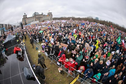 Miles de personas participan en la manifestación ante el Parlamento, este sábado en Berlín. 