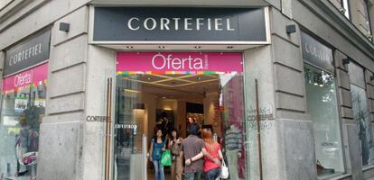 Entrada a una tienda de Cortefiel en Madrid.