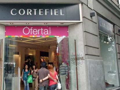 Entrada a una tienda de Cortefiel en Madrid.