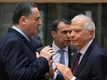 El ministro de Asuntos Exteriores de Israel, Israel Katz (izquierda), hablando con el jefe de la diplomacia europea, Josep Borrell, en Bruselas.