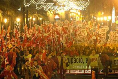 La cabecera de la manifestación organizada ayer por los sindicatos, a su paso por la calle de las Barcas, en Valencia