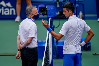 Novak Djokovic da explicaciones a Soeren Friemel tras el incidente del pelotazo en Nueva York.