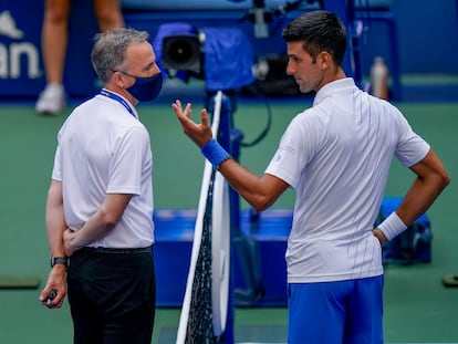 Novak Djokovic da explicaciones a Soeren Friemel tras el incidente del pelotazo en Nueva York.