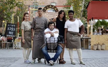 Javier Mu&ntilde;oz, Lourdes Reyz&aacute;bal y tres trabajadores de Cocina Conciencia (F&aacute;tima, Abdelmonin y Moimouna) en El Cuartel de Conde Duque.