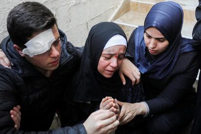 La esposa y el hijo del alto comandante de la Yihad Islámica Palestina, Tareq Izzeldeen, lamentan su pérdida, este martes.