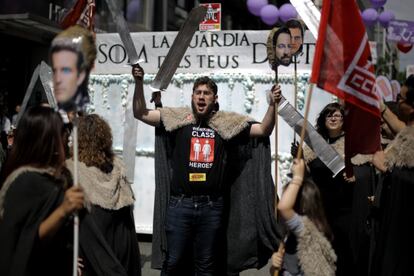 Varias personas, caracterizadas como personajes de la serie de televisión 'Juego de tronos' y con caretas de los lideres políticos Santiago Abascal, Pablo Casado y Albert Rivera, participan en la manifestación de Barcelona.