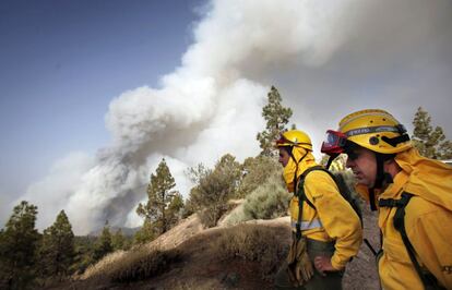 Un cuarto núcleo de población ha sido desalojado hoy por prevención en Tenerife, donde un incendio forestal afecta a unas 1.200 hectáreas de terreno y uno de sus dos flancos avanza por una zona de difícil acceso, según el presidente del Cabildo tinerfeño, Ricardo Melchior.