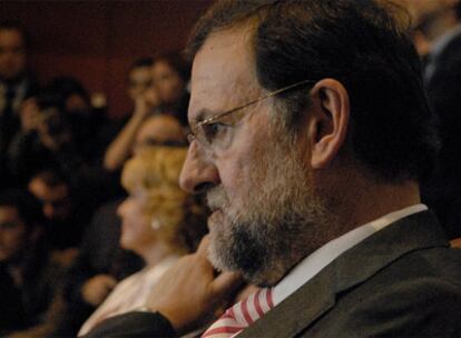 Mariano Rajoy, con Esperanza Aguirre cerca de él, anoche, durante la conferencia a la que ambos asistieron en el Club Siglo XXI de Madrid.