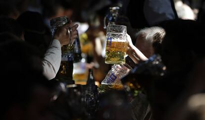 Durante el festival se robaron 112.000 jarras de cerveza en diferentes establecimientos. En 2013, se perdieron 81.000 unidades. En la imagen, visitantes disfrutan de sus jarras de cerveza durante el fin de semana, el 28 de septiembre de 2014.