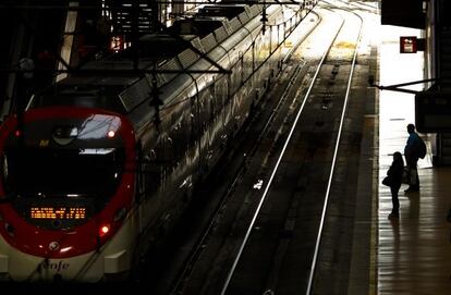 Dos pasajeros y un tren en la estaci&oacute;n de Atocha de Madrid