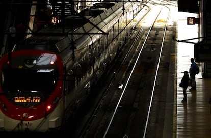 Dos passatgers i un tren a l'estació d'Atocha de Madrid.