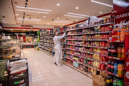 Centro comercial vacío durante la jornada de boicot a supermercados por la subida de precios, en Podgorica (Montenegro), el 31 de enero de 2025.