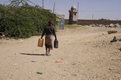 Ahmad camina con jarras de plástico para recolectar agua de una fuente a cierta distancia de sus tiendas en el área de Al-Hussun en Marib, Yemen. La falta de agua potable es una de las principales dificultades a las que se enfrentan las personas que viven en los campamentos de Marib.