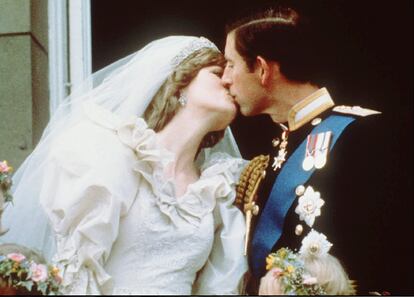 Una joven Diana Spencer, de solo 19 años, se casaba el 29 de julio de 1981 con el príncipe Carlos de Inglaterra, heredero al trono británico. Nadie perdió detalle del enlace, que congregó a 3.000 invitados en la catedral de San Pablo, ni del vestido de Diana, con una cola de más de 20 metros. La pareja anunció que se divorciaba en 1996.