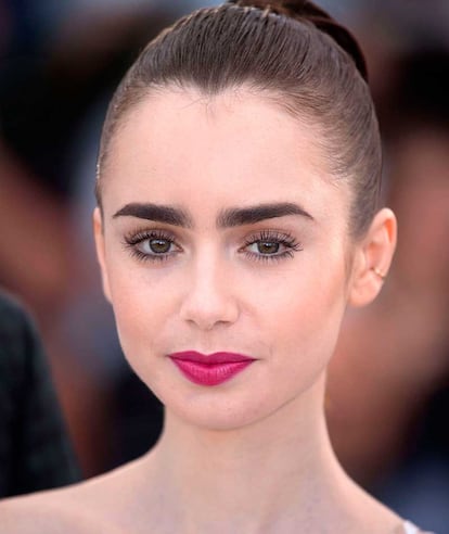 Lily Collins apuesta por las cejas gruesas.