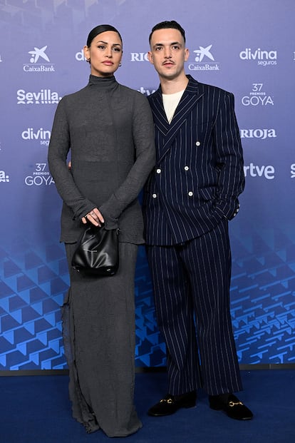 La fotógrafa Rocío Aguirre, con un conjunto gris, y su pareja, el cantante C. Tangana, que llevó un traje de rayas.