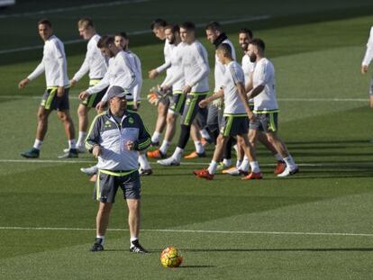 Rafa Benítez i els jugadors del Madrid, durant l'entrenament d'ahir