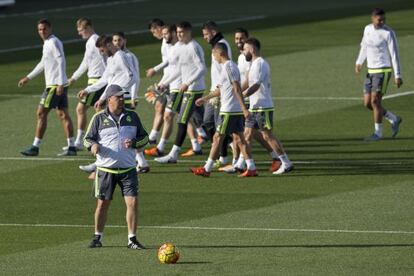 Rafa Benítez i els jugadors del Madrid, durant l'entrenament d'ahir