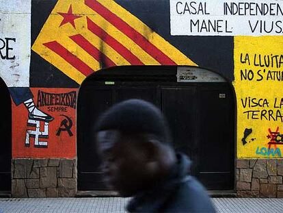 Pintadas en la fachada del local independentista <b>Manel Viusà,</b> en Vic, Barcelona.