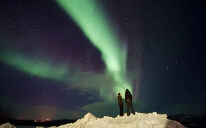 Contemplando una aurora boreal en Kautokeino, en la región de Finnmark, en Laponia noruega.