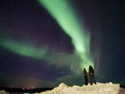 Contemplando una aurora boreal en Kautokeino, en la región de Finnmark, en Laponia noruega.