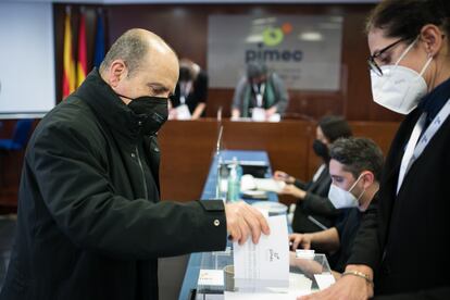 Un hombre vota durante la jornada electoral en la patronal Pimec.