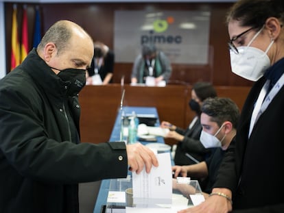 Un hombre vota durante la jornada electoral en la patronal Pimec.